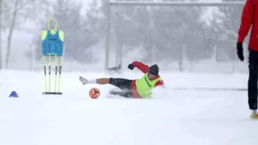 Sivasspor, Kar Altında Antrenman Yaparak Amed Maçına Hazırlıklarını Tamamladı