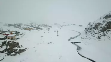 Yazıcı Barajı’nın Kış Manzarası: Buz ve Sisle Örtülü Görüntüler