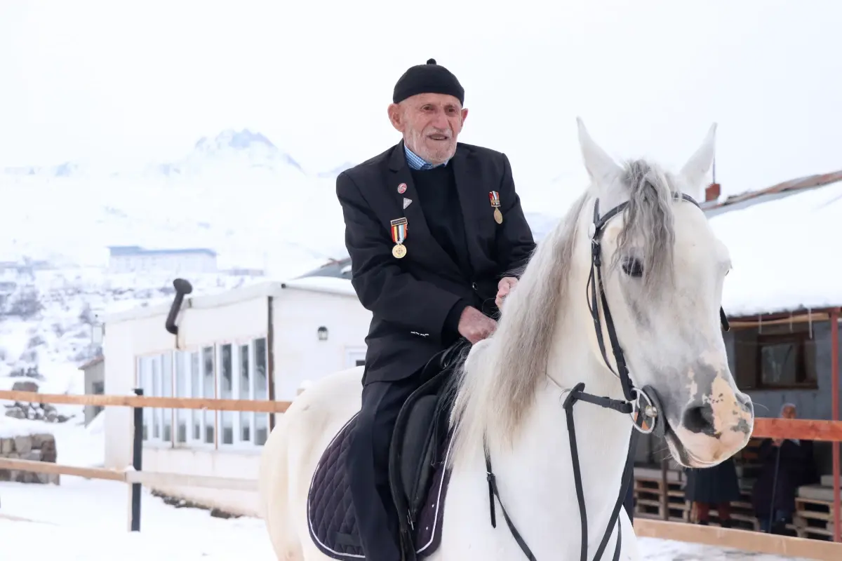96 yaşındaki Kore gazisi at biniyor
