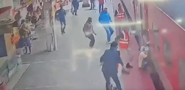 Trene doğru koşan baba