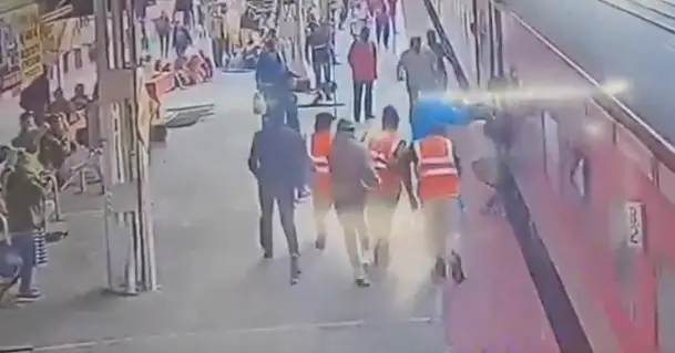 İstasyon görevlileri ve yolcuların yardım çabası