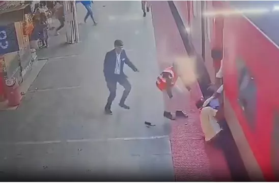 Kurtarılan baba ve çocuğu