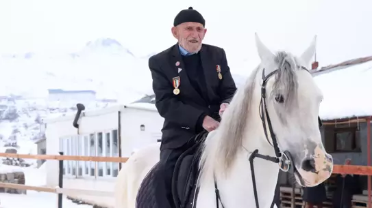 96 Yaşındaki Kore Gazisi Şevki Kanak, Damadının Yardımıyla At Binmeye Devam Ediyor