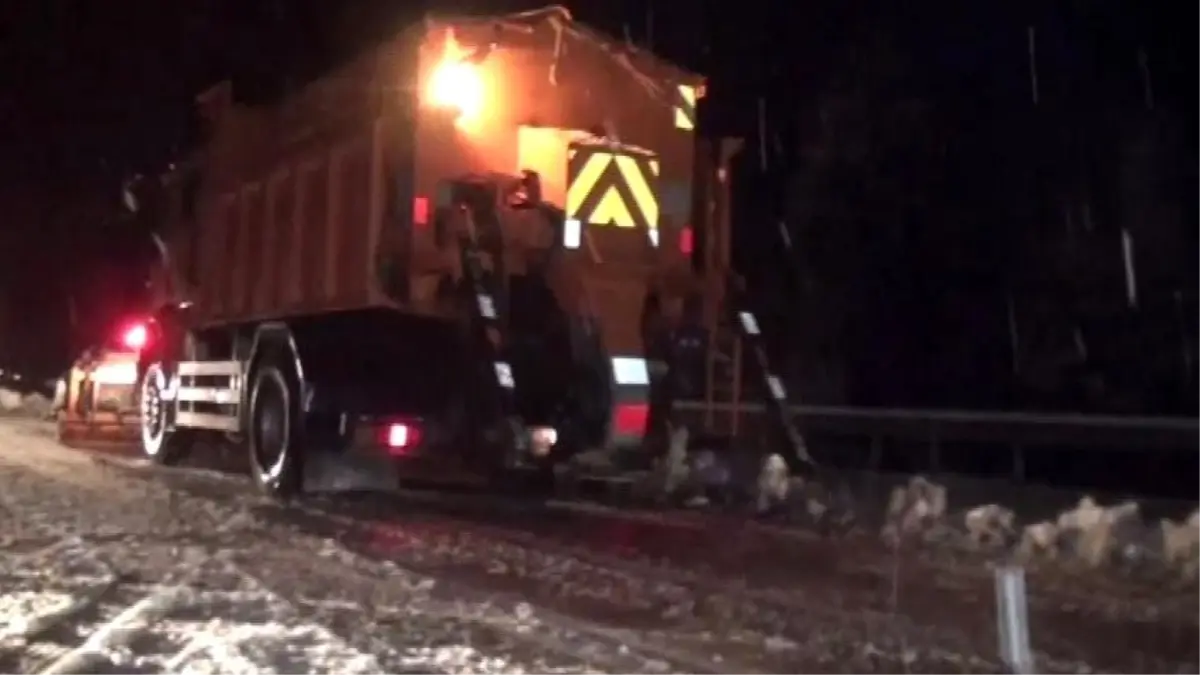 Antalya’da Toroslar’da Şiddetli Kar Yağışı Yol Açıklıklarını Kapatıyor