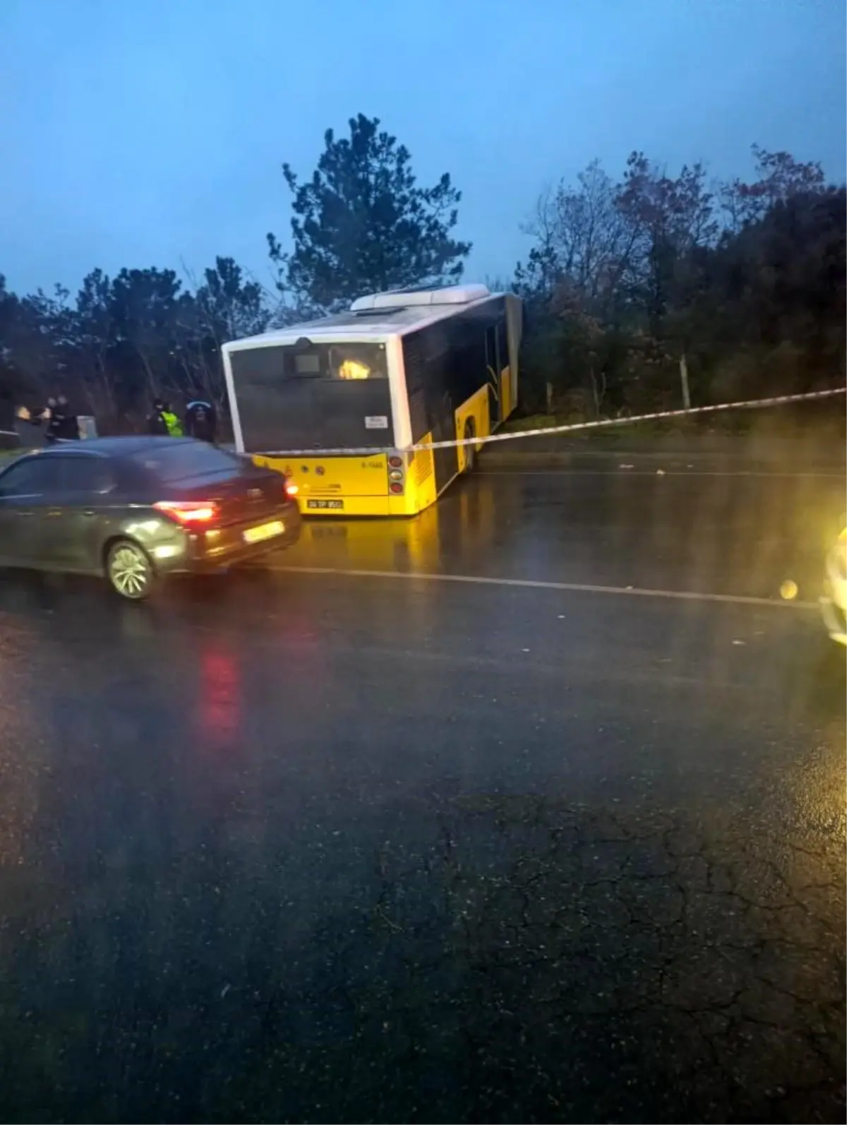 Arnavutköy'de İETT Otobüsü Fren Arızasıyla Kontrolden Çıktı, Ormana Düşerek Kazaya Yol Açtı