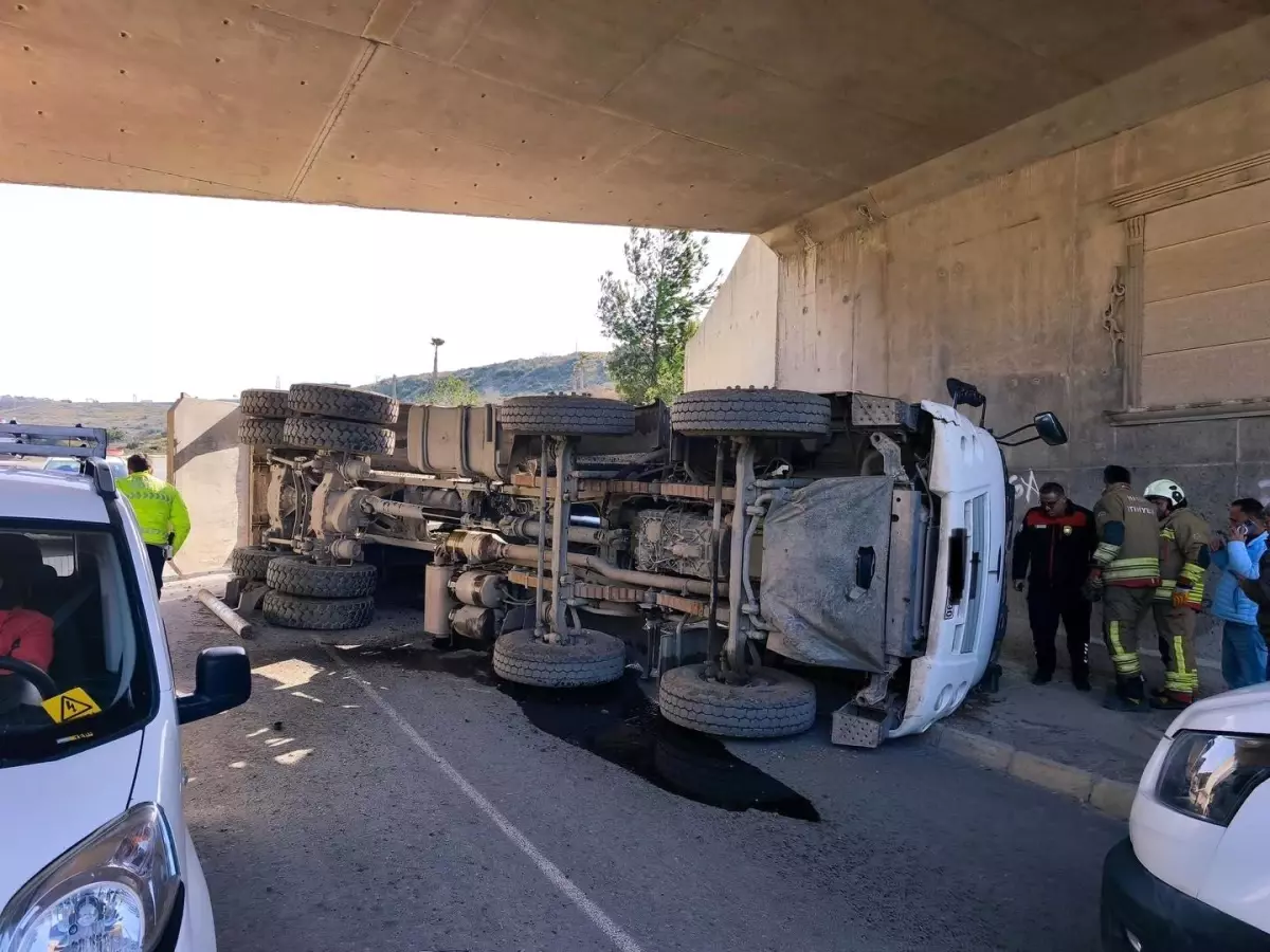 Hatay’da Hafriyat Kamyonu Devrildi: Sürücü Acil Müdahale ile Kurtarıldı