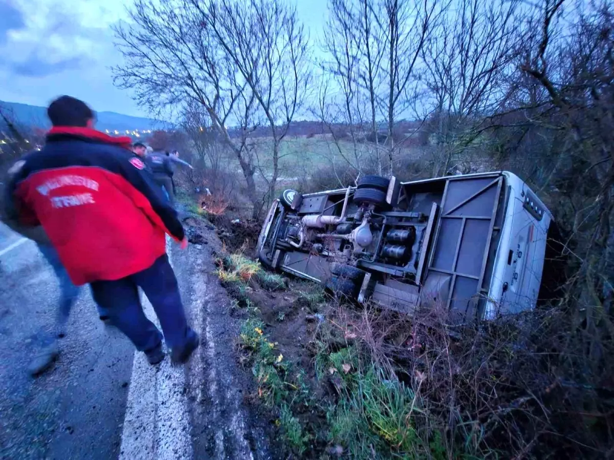 İvrindi'de Servis Aracı Çöküşü: 14 Yaralı