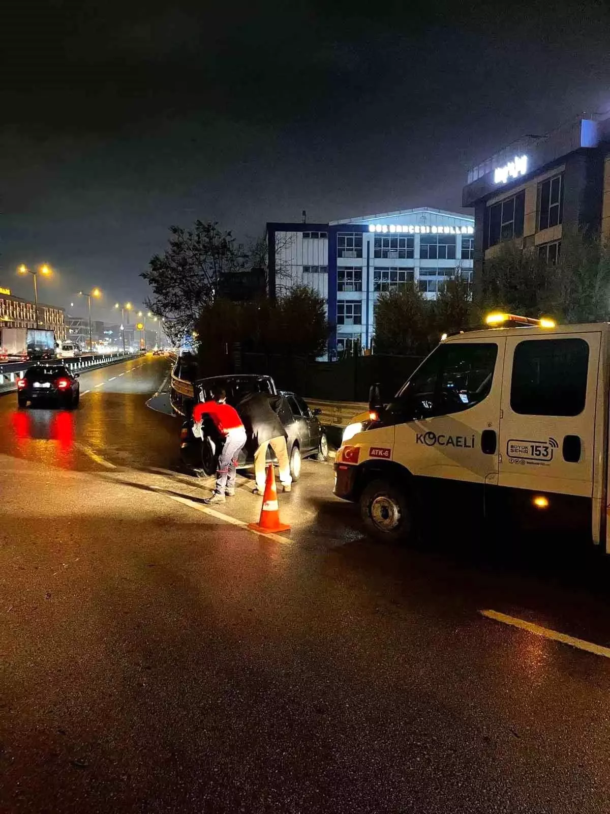 Kocaeli'de Belediye Ekipleri Trafik Kazasını Kontrol Altına Aldı