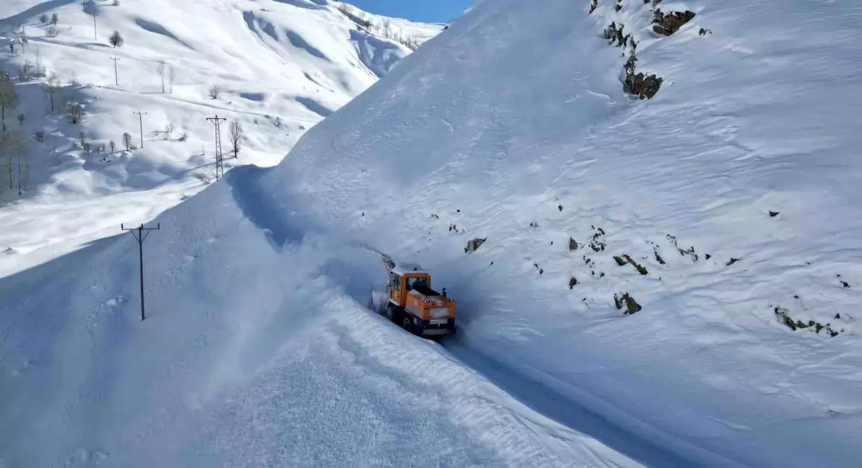 Bitlis’te Karla Mücadele 7/24 Devam Ediyor: Köy Yolları 3 Metre Derinliğe Kadar Kapandı