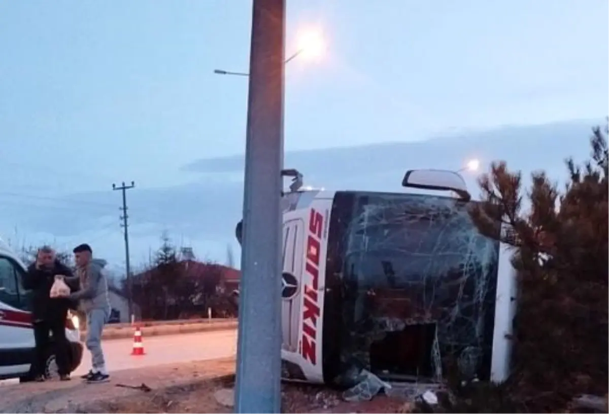 Burdur Çavdır’da Buzlu Yolda Otobüs Devrildi, 12 Kişi Yaralandı