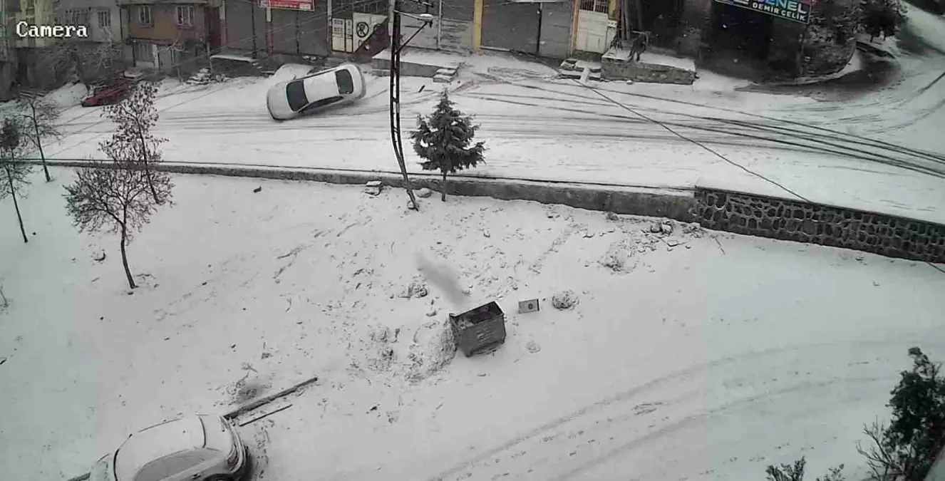 Gaziantep’te Kar Yağışı Yol Açtı: Araç Devrildi, Sürücü Sağ Salim