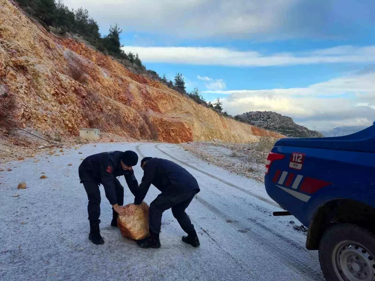 Bilecik'te Harmankaya Kanyonu'nda Düşen Kaya Parçaları Temizlendi, Yol Güvenliği Sağlandı