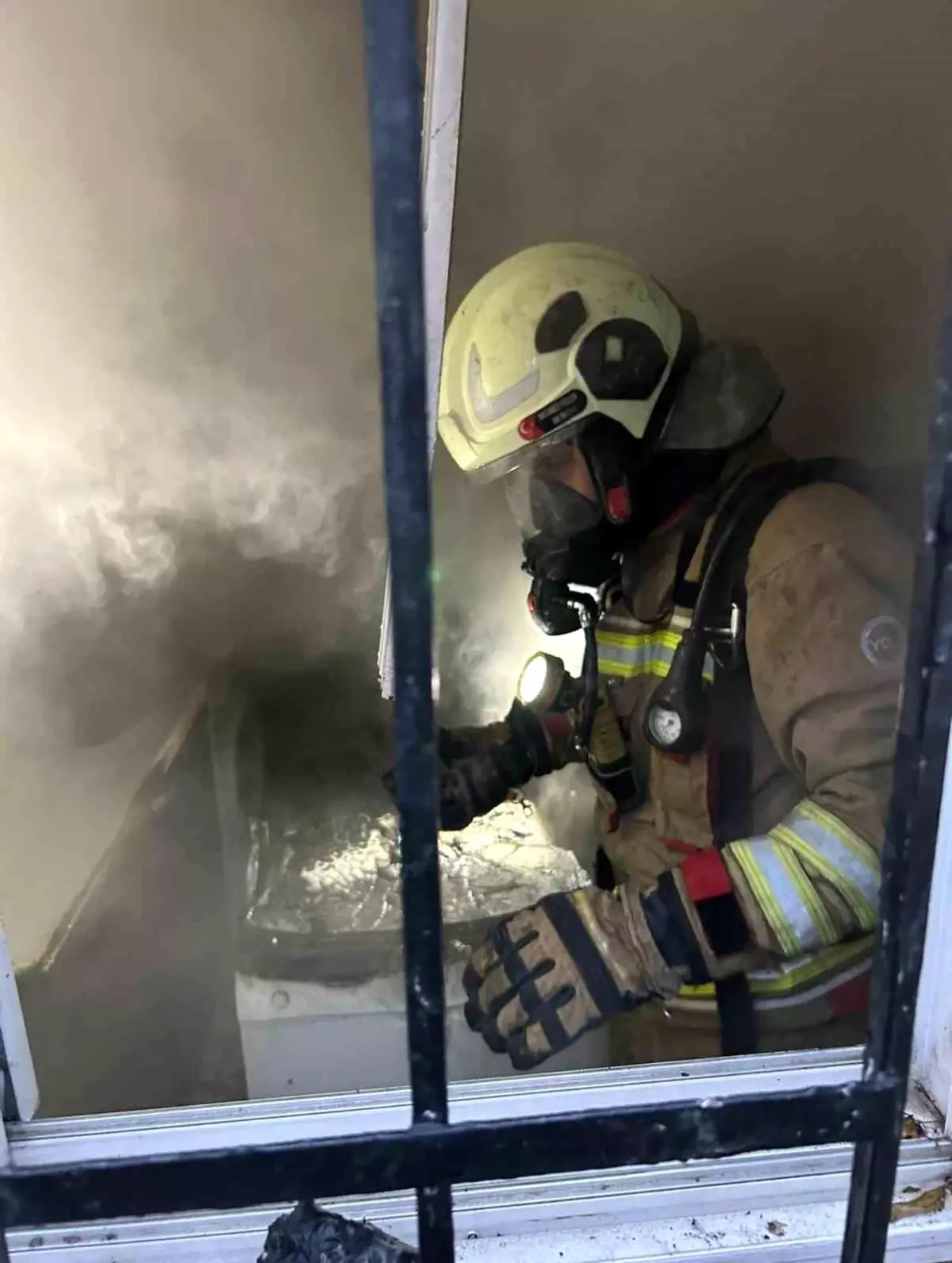 İskenderun’da Ev Yangını ve Duman Maruziyeti: Bir Kişi Hastaneye Kaldırıldı