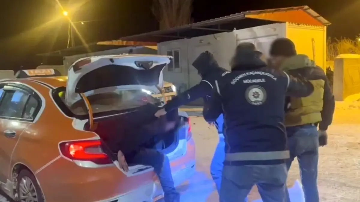 Kars'ta Taksi Bagajında Yakalanan Göçmenler ve Tutuklanan Kaçakçılar