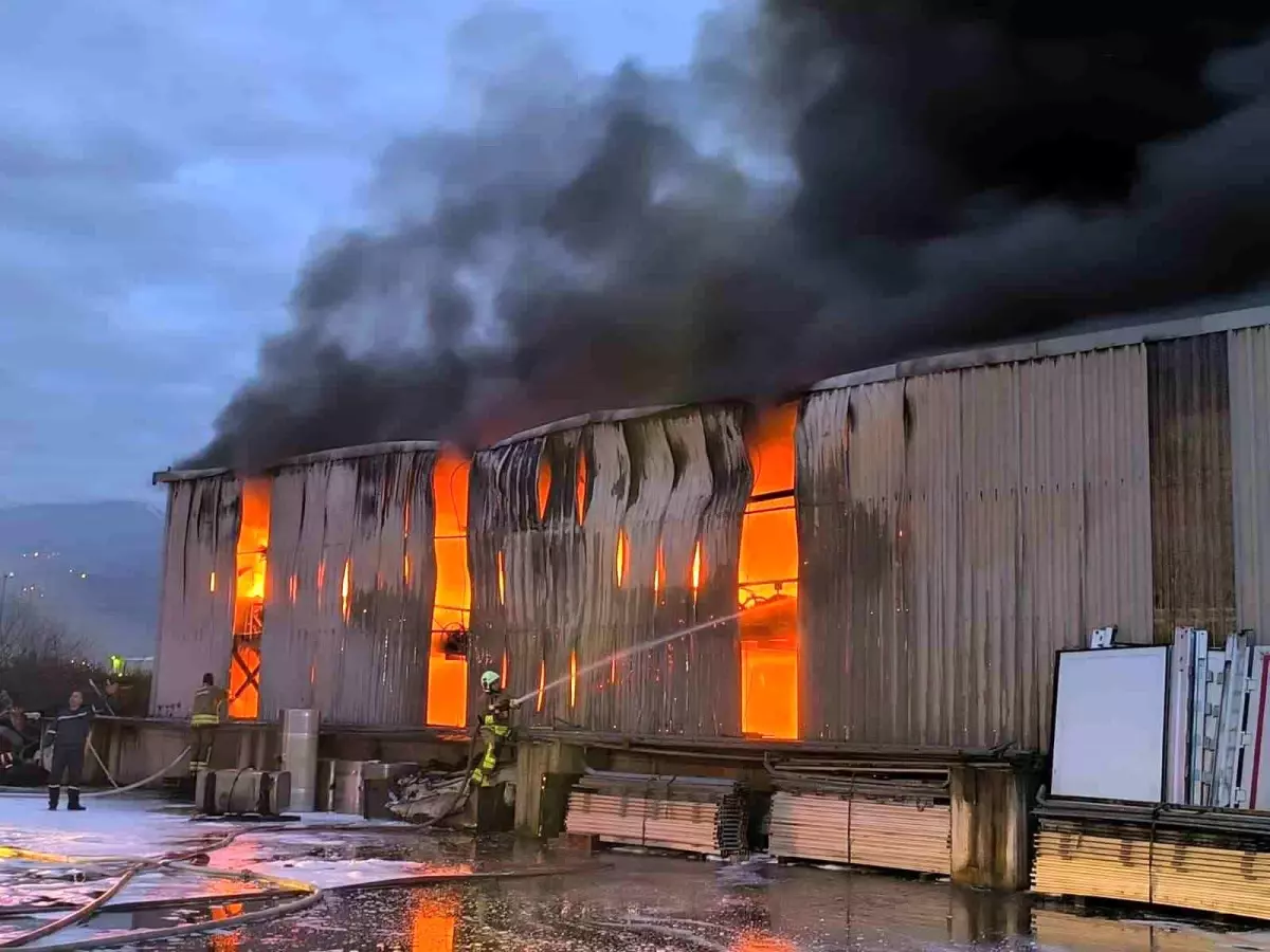 Hatay'ın Dörtyol İlçesinde ULTRANS Lastik Deposunda Yangın Kontrol Altına Alındı