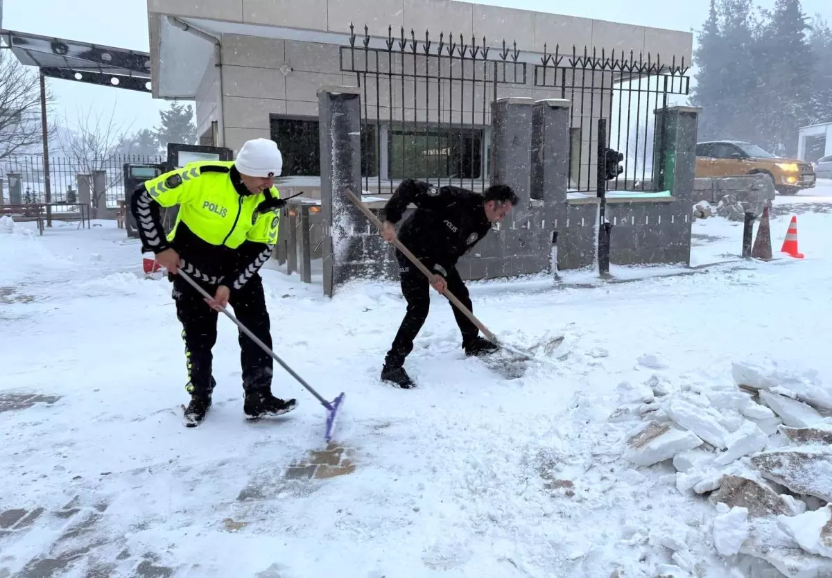 Hasanbeyli'de Kar Birikintileri Emniyet Ekipleri Tarafından Temizlendi