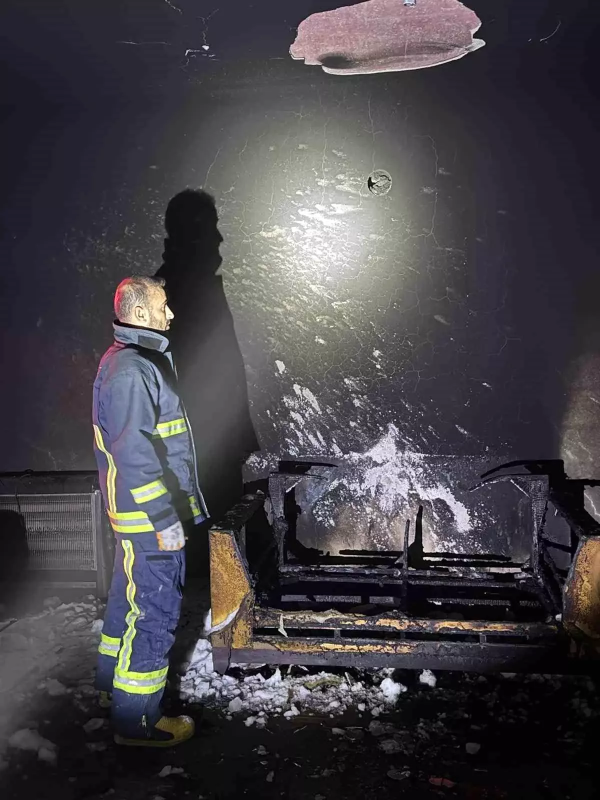 Van’ın Tuşba İlçesinde Ev Yangını: Bir Konut Kullanılamaz Hale Geldi