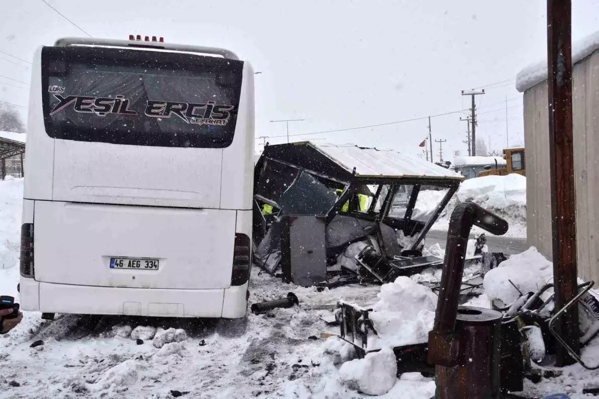Bitlis'te Kar Yağışı Ortasında Otobüs Polis Noktasına Çarptı: 4 Memur Yaralandı