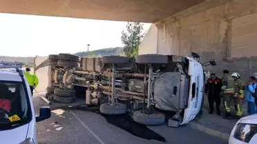 Kaza anındaki devrilen kamyon