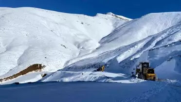 Karla Kaplı Köyde Zorlu Kurtarma: Hasta Ambulansa Nakredildi