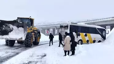 Bingöl Genç’te Karla Kaplı Yolda Midibüs İş Makinesiyle Kurtarıldı