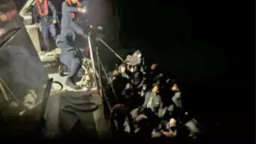 Sahil güvenlik ekipleri göçmenleri denizden çıkarıyor