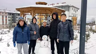 Hatay’da Kar Fırtınası: Sürücüler Zor Anlar Yaşarken Çocuklar Kar Coşkusuna Kapıldı