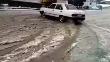 Karlı yolda sürüş yapan araç