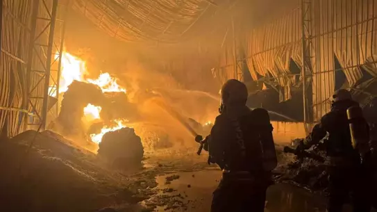 Gebze'de Atık Naylon Depolama Alanında Çıkan Yangın Kontrol Altına Alındı