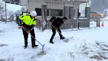 Hasanbeyli'de Kar Birikintileri Emniyet Ekipleri Tarafından Temizlendi