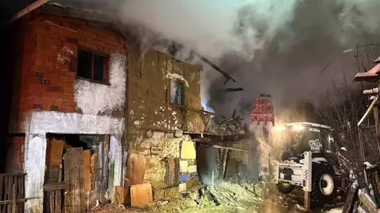 Uşak Banaz’da İki Katlı Ev Yangını: Ev Kullanılamaz Hale Geldi, Çift Hastaneye Kaldırıldı