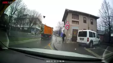 Üsküdar’da Hafriyat Kamyonu Damper Açılması Kadını Yaralattı, Basın Aracı Hasar Aldı