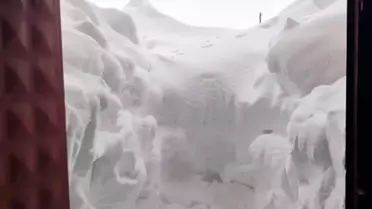 Sivas’ta Şiddetli Kar Yağışı Çiftlik Samanlığını Yere Serdi