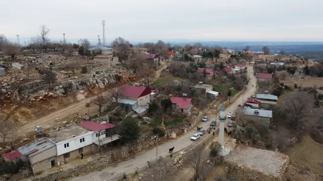 Mahalle sakinlerinin minare önünde toplanması