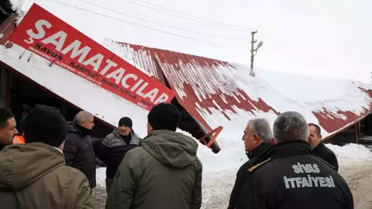 Sivas'ta Şiddetli Kar Yağışı İş Yerlerini Etkiledi: Sundurmalar Çöktü, Belediye Müdahalesi