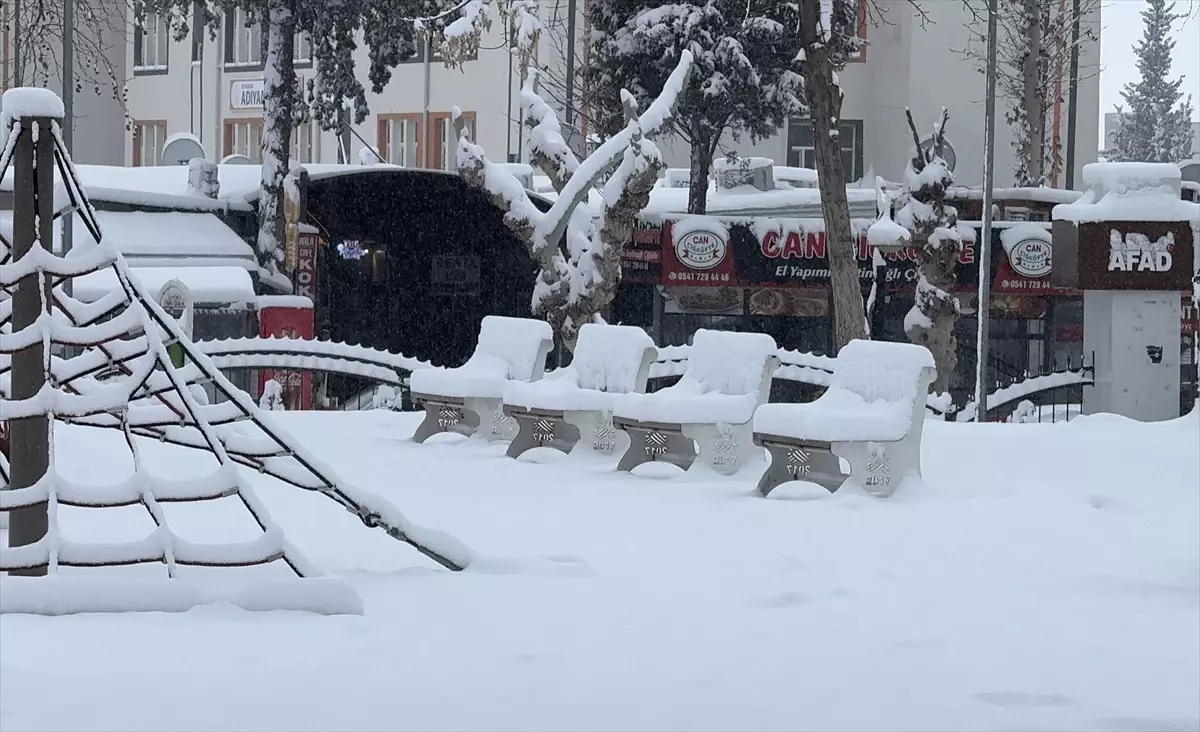 Adıyaman’da Şiddetli Kar Yağışı Trafiği Yavaşlatıyor