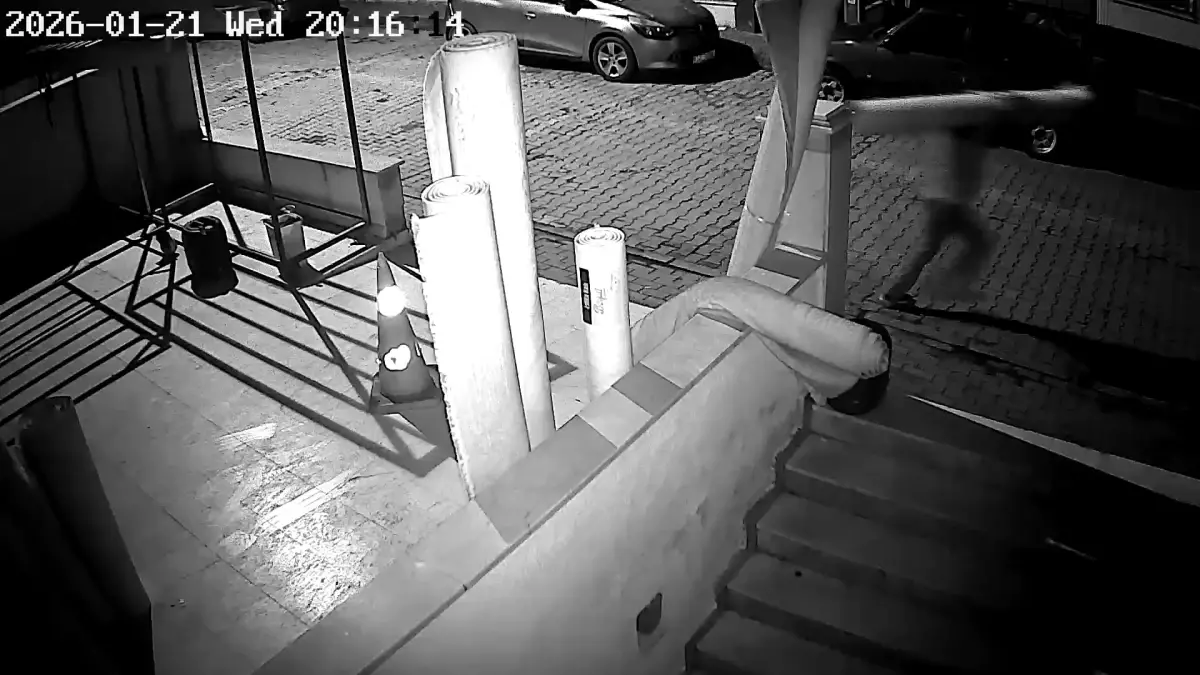 Avcılar'da 20 Bin Liralık Halı Çalındı, Güvenlik Kamerası Anı Kaydetti