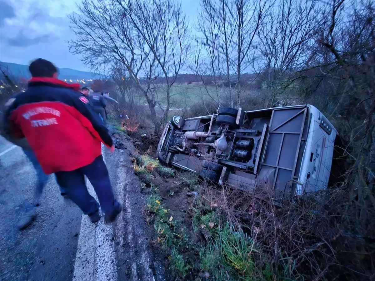 İvrindi'de devrilen midibüs