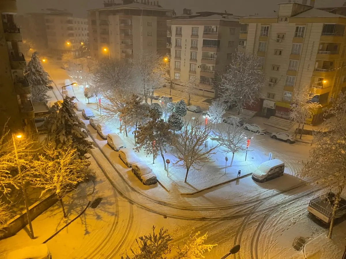 Batman’da Kar Yağışı 293 Köyü Felç Etti, Uçuşlar İptal Oldu