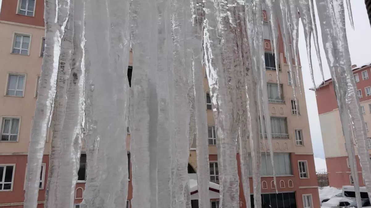 Bitlis’te Çatı Buz Sarkıtları 5 Metreye Ulaştı: Vatandaşlar Uyarıldı