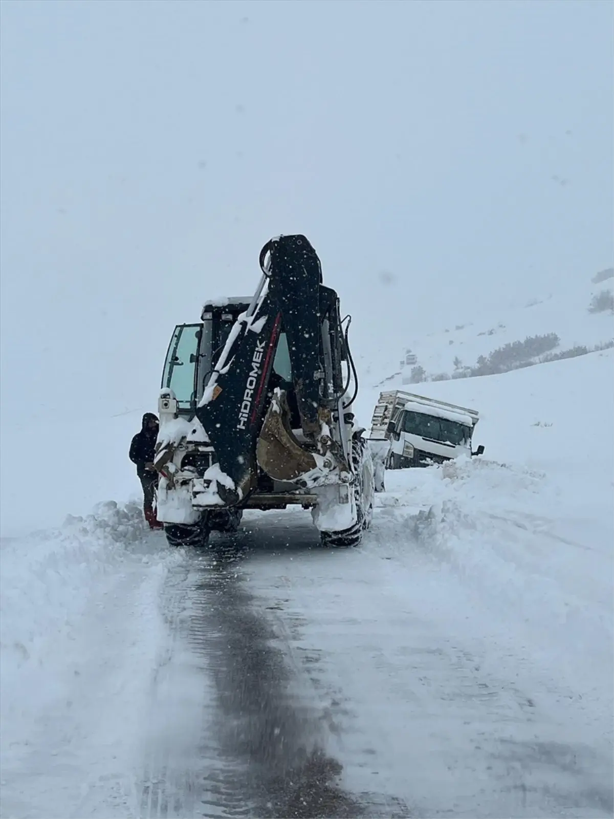 Elazığ’da karla kaplı yol ve kurtarılan araçlar