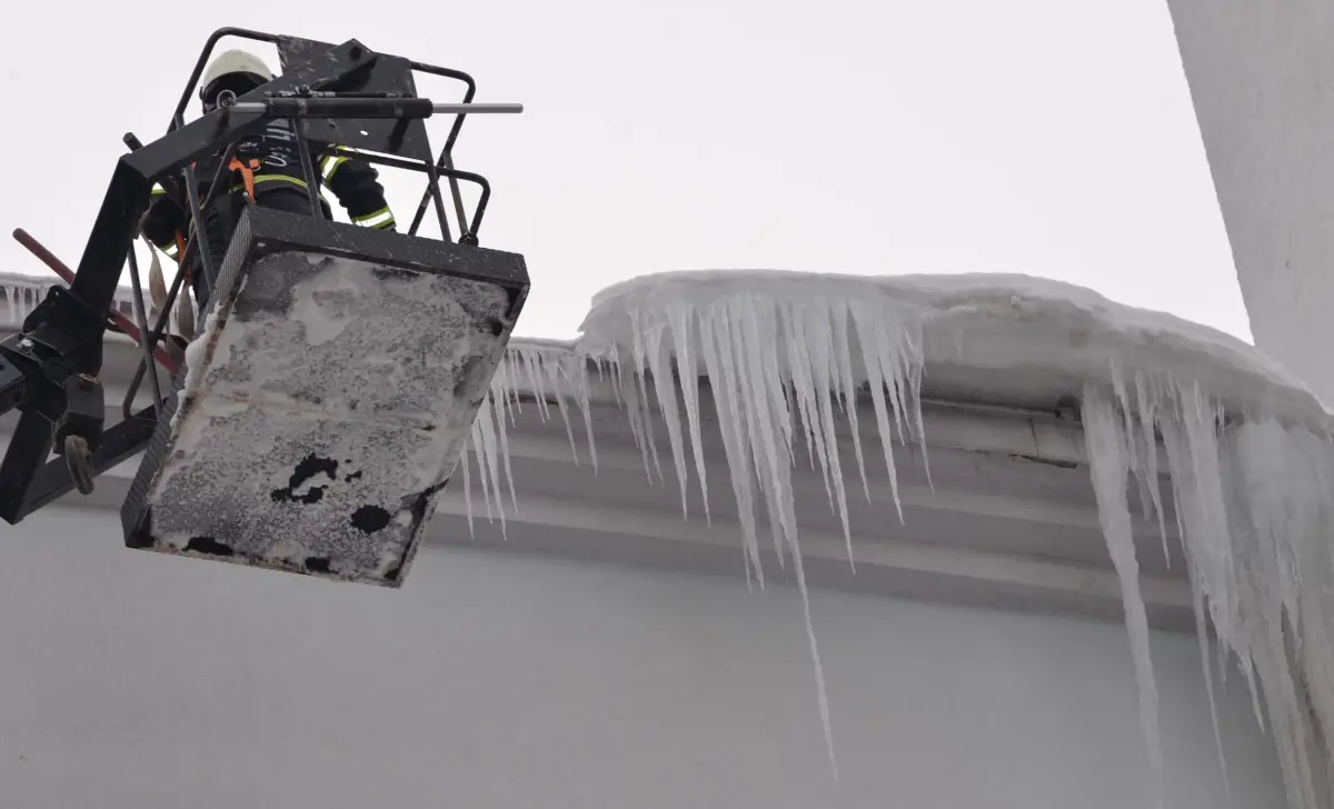 Erzurum’da Buz Sarkıtları Tehlikeye Dönüştü: İtfaiye Müdahalesi