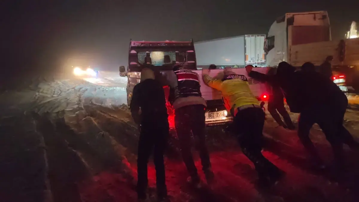 Gaziantep’te Kar Yağışı Sonrası Yol Açılışları ve Kapanışları