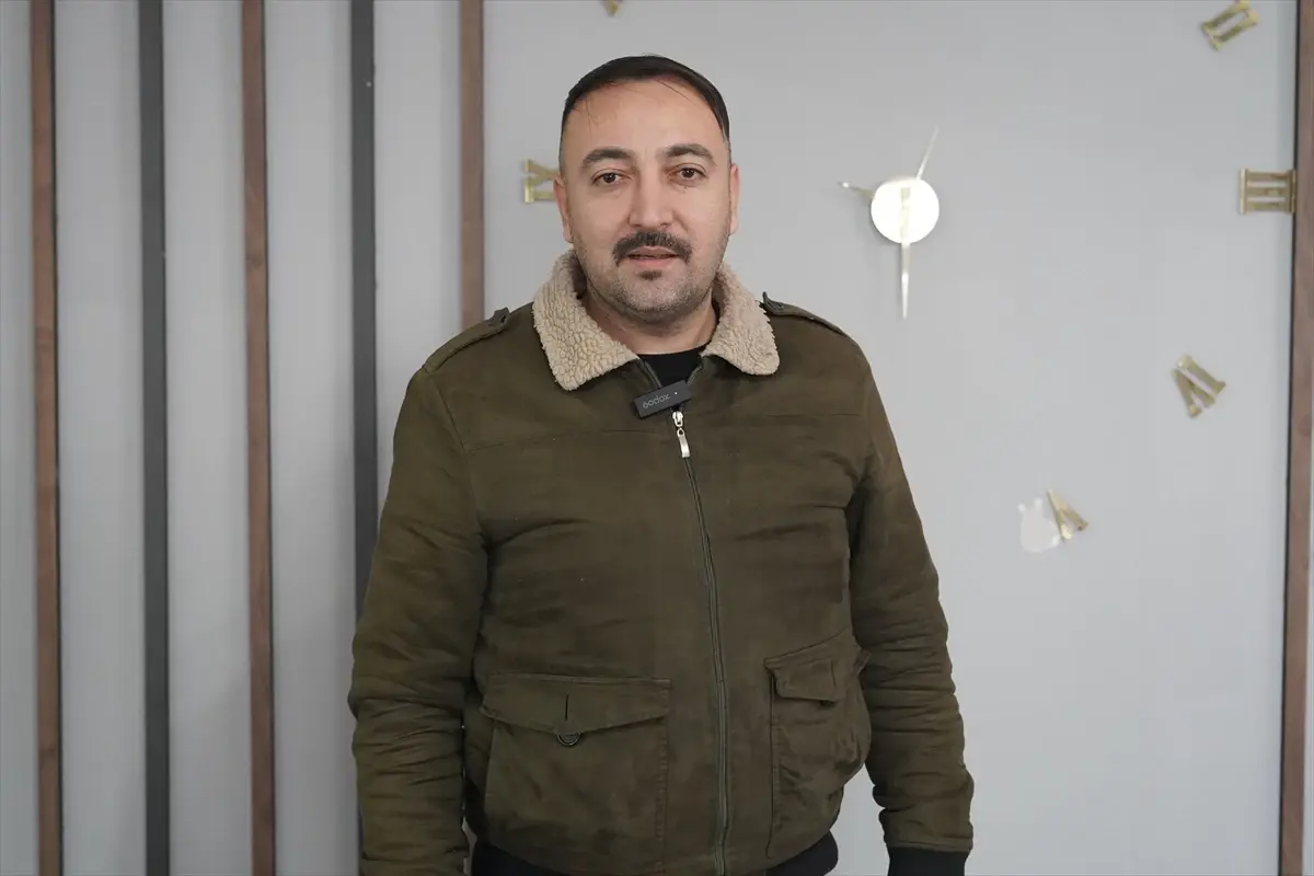 Karla kaplı yol ve iş makinesi