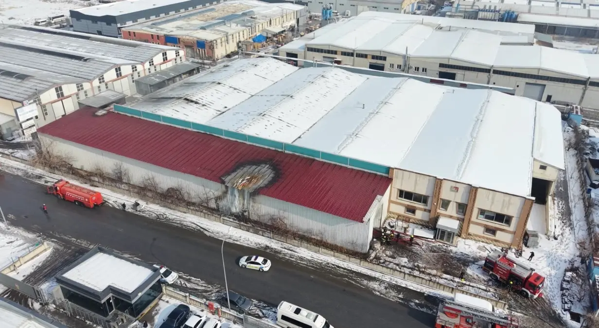 Kayseri'de Mobilya Fabrikasında Hızlı Müdahale Sonrası Yangın Söndürüldü