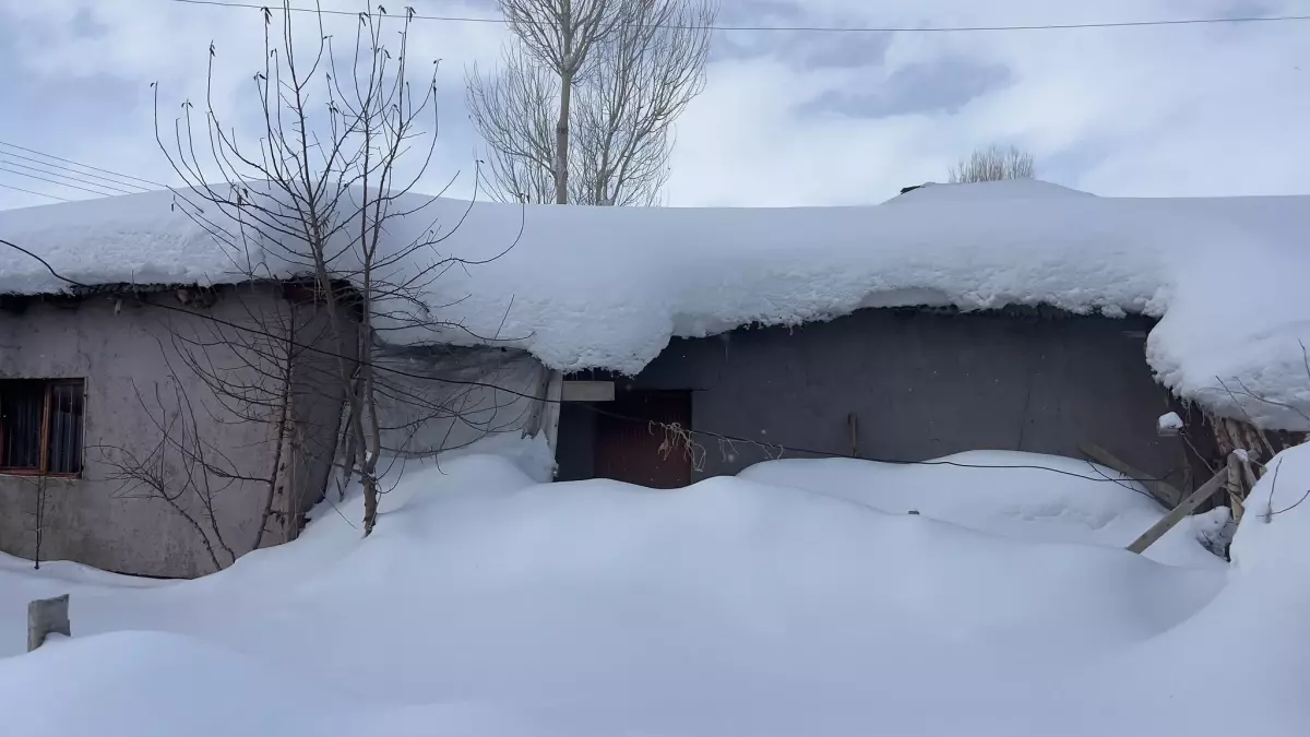 Hakkari Yüksekova’da Şiddetli Kar Yağışı Çatıları Yıktı