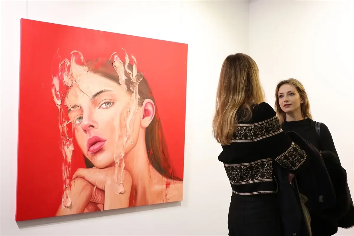 Şahin Demir'in Paris'teki 'Bakışla Yüzleşme' Sergisi Sanatseverleri Büyülüyor