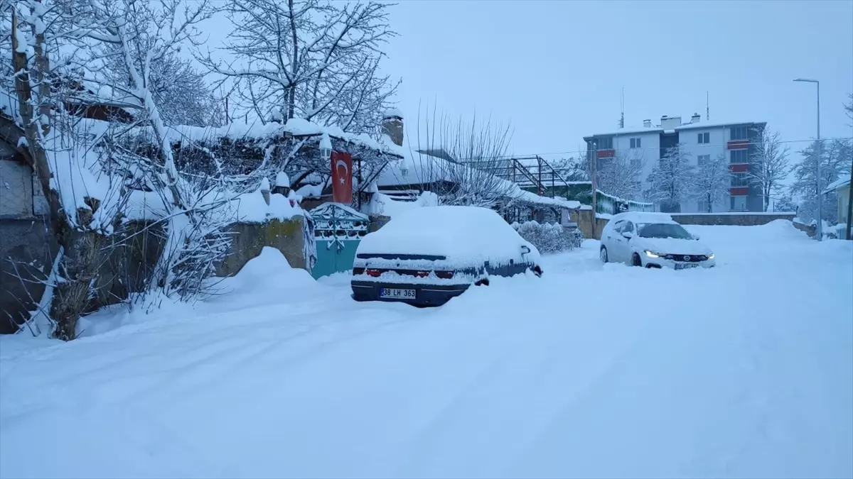 Kayseri Sarıoğlan’da Şiddetli Kar Yağışı Ulaşımı Felçledi