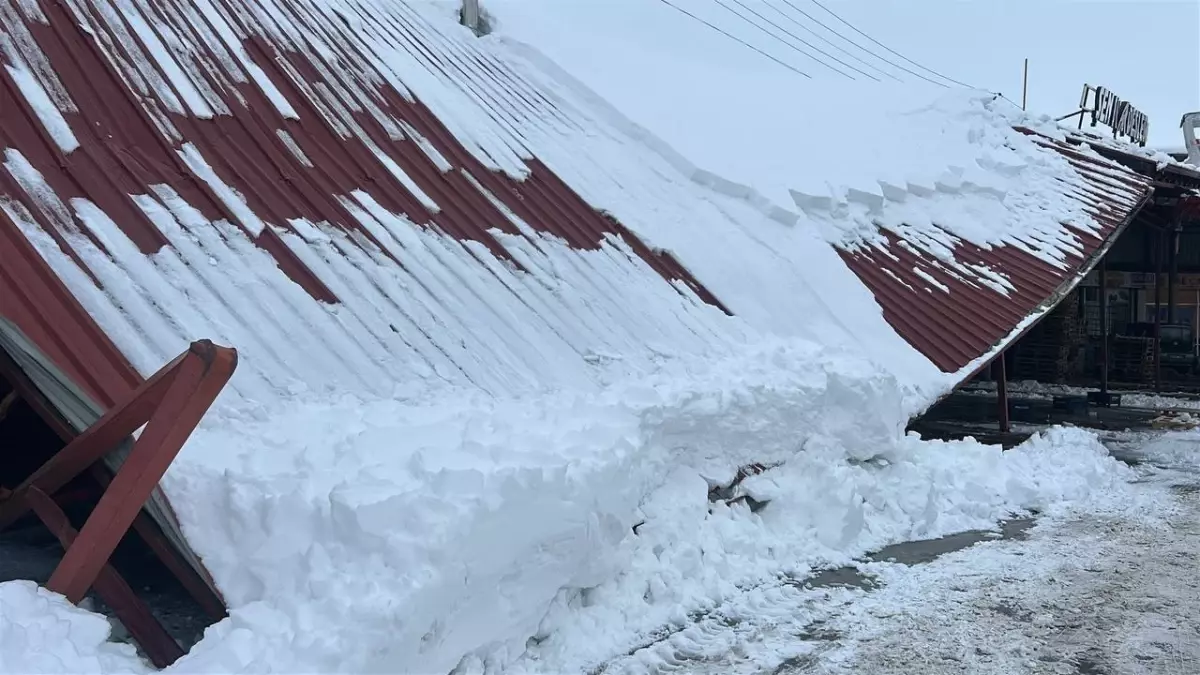 Sivas’ta Şiddetli Kar Yağışı 2 Dükkanın Çatısını Yıktı