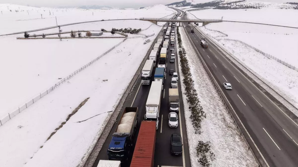 Gaziantep’te TAG Otoyolu’nda Kar Nedeniyle Uzun Araç Kuyruğu